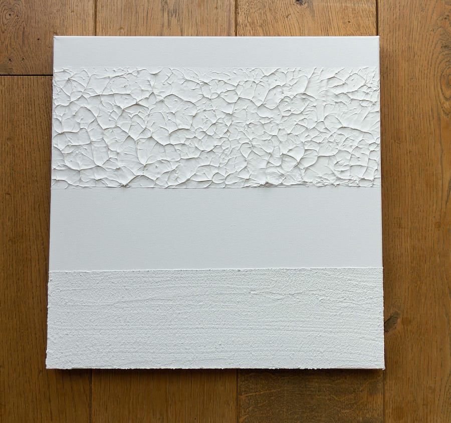 Wit minimalistisch schilderij met texturen