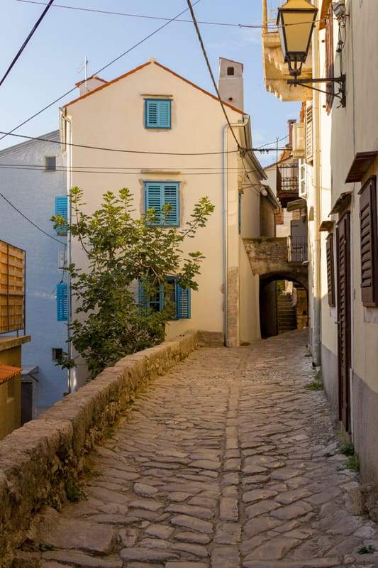 5 highlights die je niet mag missen in Kroatië: middeleeuws stadje Vbrnik