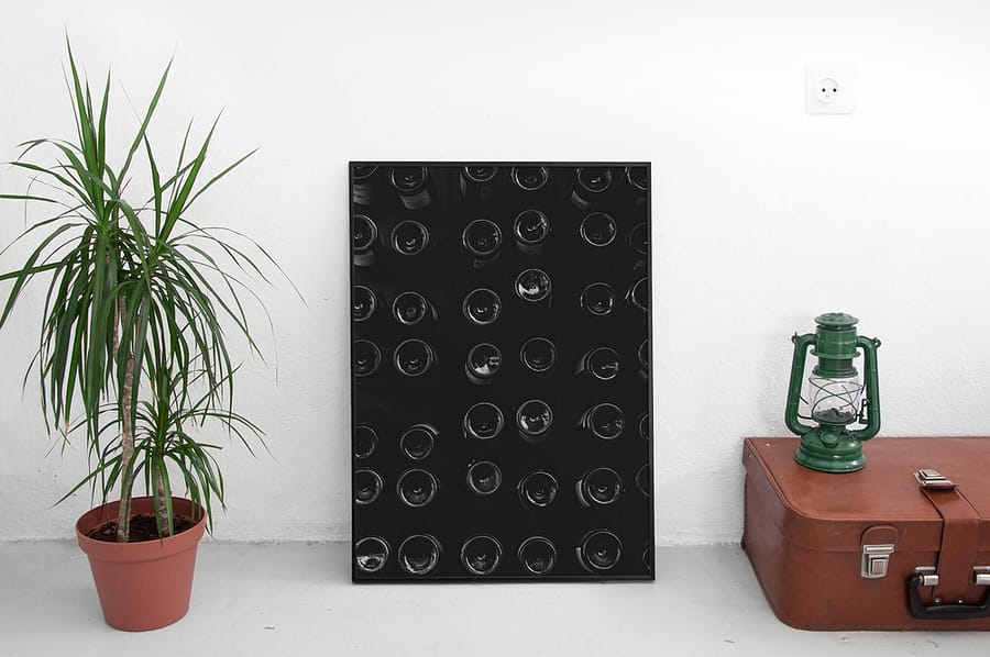 zwart wit poster met wijnflessen abstract patroon