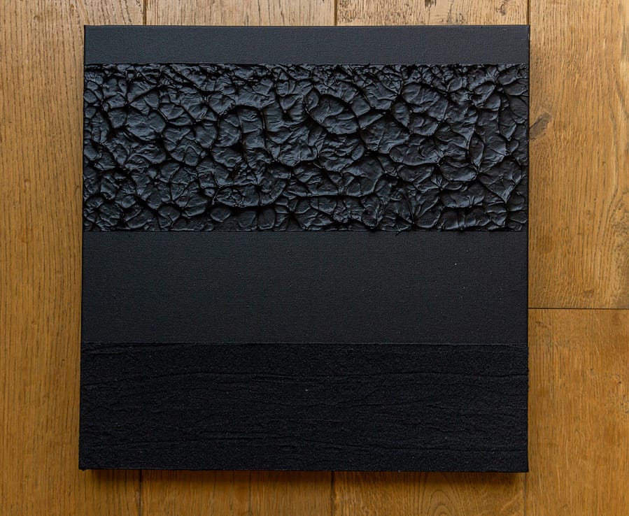 Zwart minimalistisch schilderij met texturen