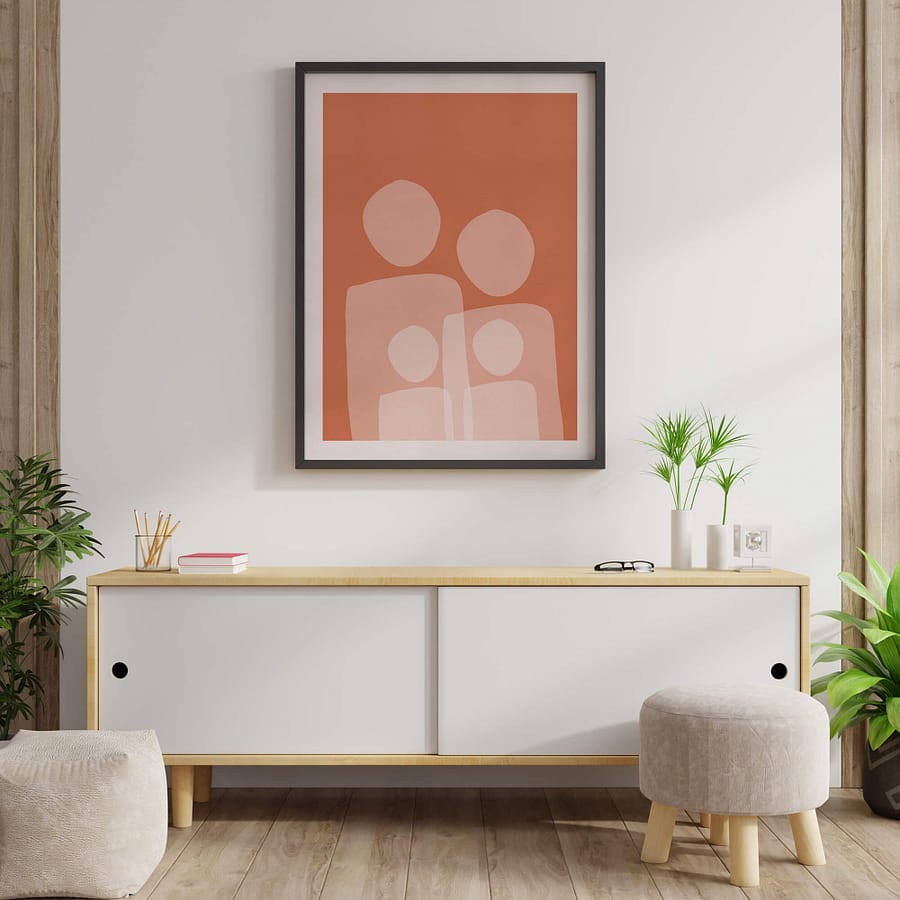Familieportret met abstracte vormen en oranje terracotta achtergrond
